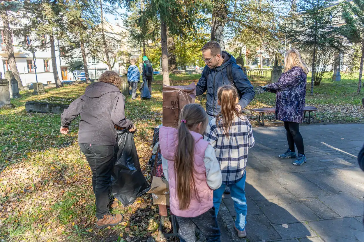 Stary Cmentarz w Nowym Sączu przygotowany na Wszystkich Świętych. Społeczna akcja sprzątania nekropolii