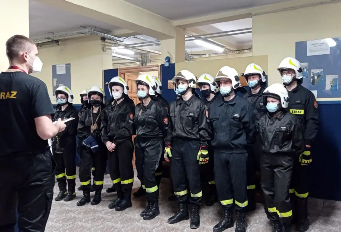 ZS w Marcinkowicach: Przyszli strażacy zdawali testy w komorze dymowej