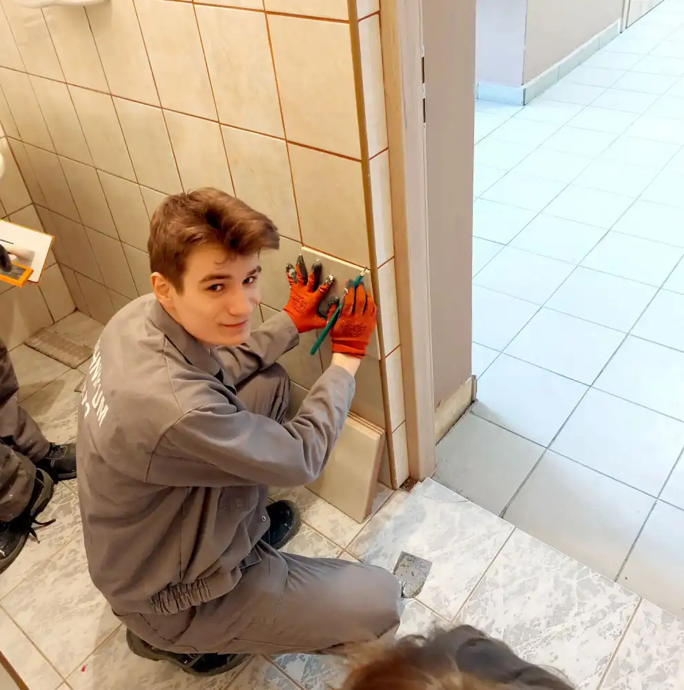 Uczniowie ZS w Łącku murują, malują i kładą płytki