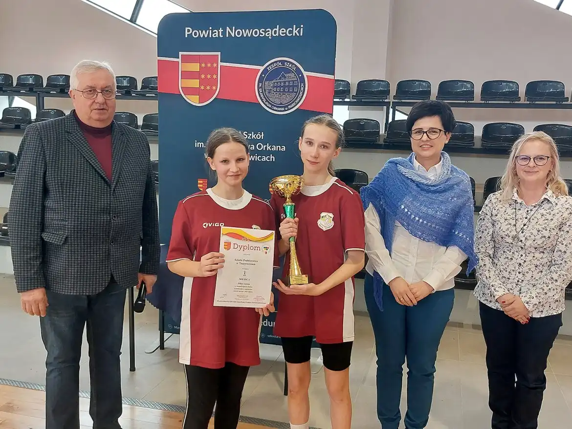 Uczennice ze Szkoły Podstawowej w Trzetrzewinie najlepsze w szczypiorniaka