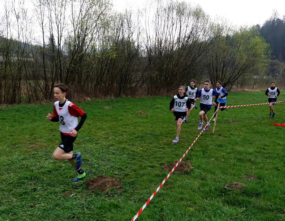 Mistrzostwa Powiatu w biegach przełajowych. W zawodach uczestniczyło blisko 800 dzieci ze szkół podstawowych i średnich z Sądecczyzny