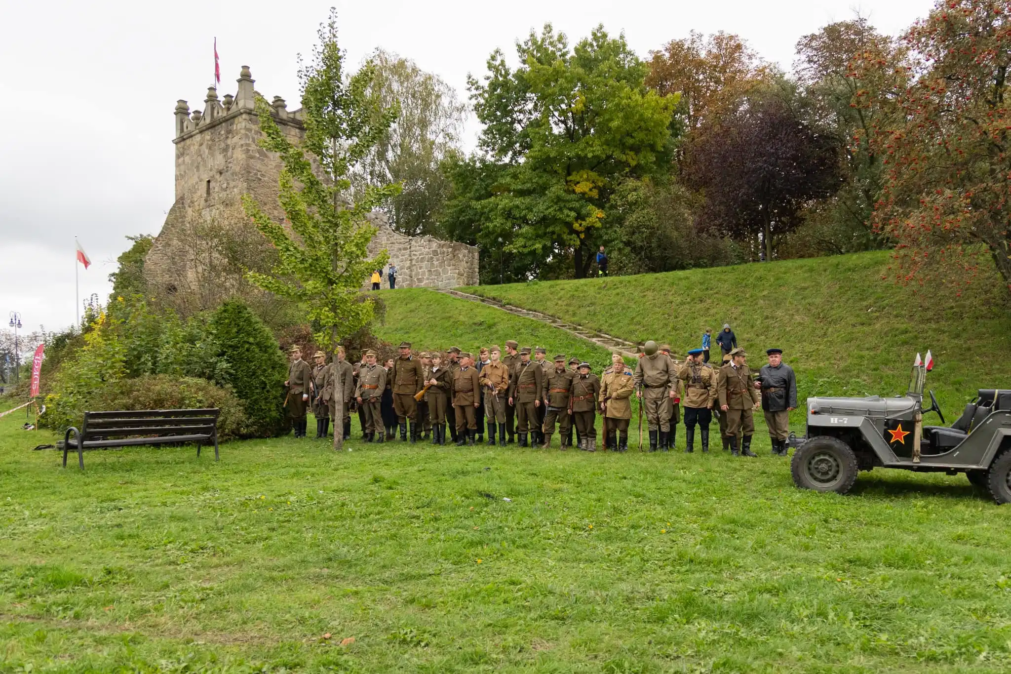Podróż w czasie. Patriotyczny piknik pod zamkiem w Nowym Sączu