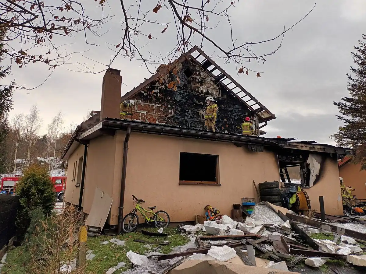Pożar garażu w Gaboniu.  Zagrożony rozprzestrzenieniem się ognia był dom