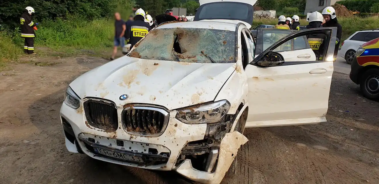 Wybuch gazu w Zabrzeży. Jedna osoba w szpitalu, dwa auta uszkodzone