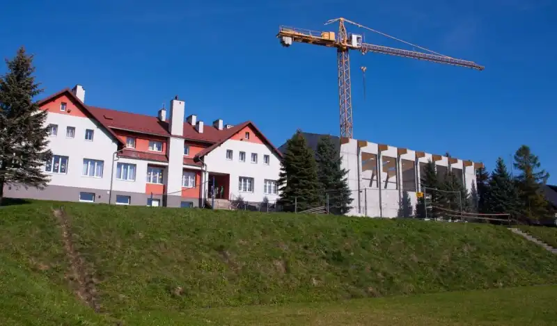 Trwa budowa sali gimnastycznej przy szkole w Miłkowej