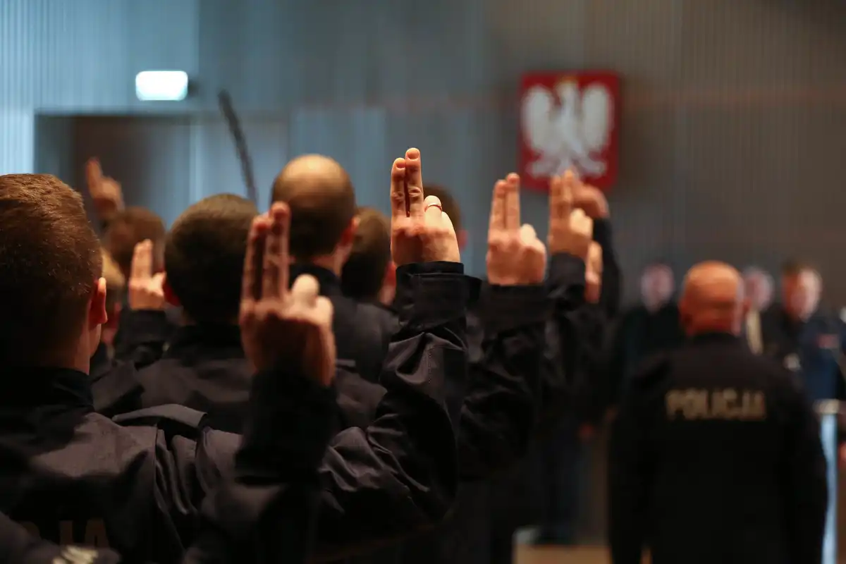 53 nowo przyjętych policjantów złożyło ślubowanie. Czwórka z nich będzie pełniła służbę w Nowym Sączu