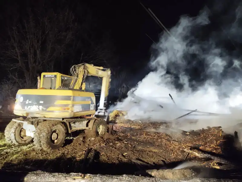 Barcice: spłonęły trzy budynki gospodarcze. Z ogniem walczyło 14 zastępów straży