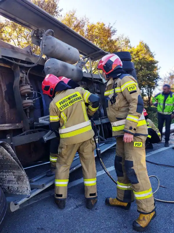 Tęgoborze: Na DK75 przewróciła się przyczepa z metalowymi chłodnicami