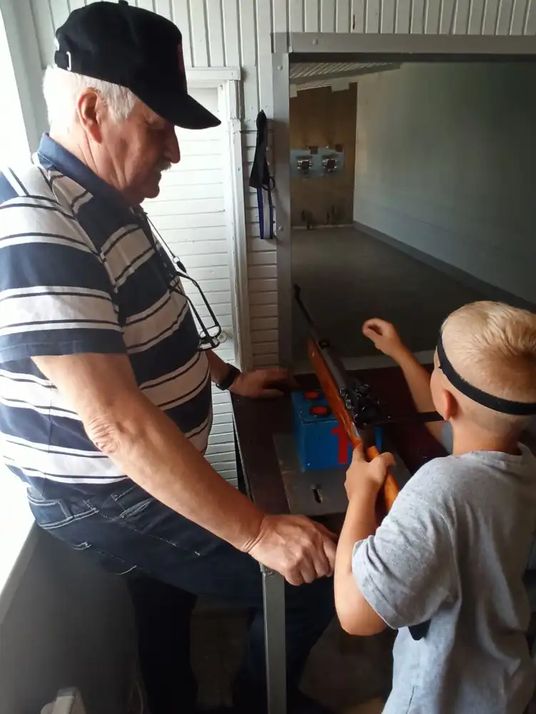 Medale, puchary i słodkości dla najlepszych strzelców