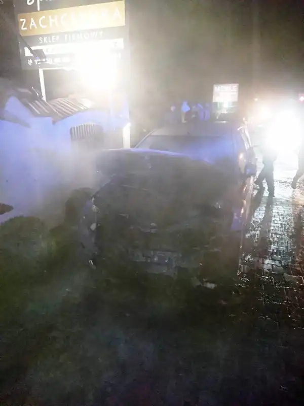 Chełmiec: Pożar samochodu osobowego. Spaleniu uległa komora silnika