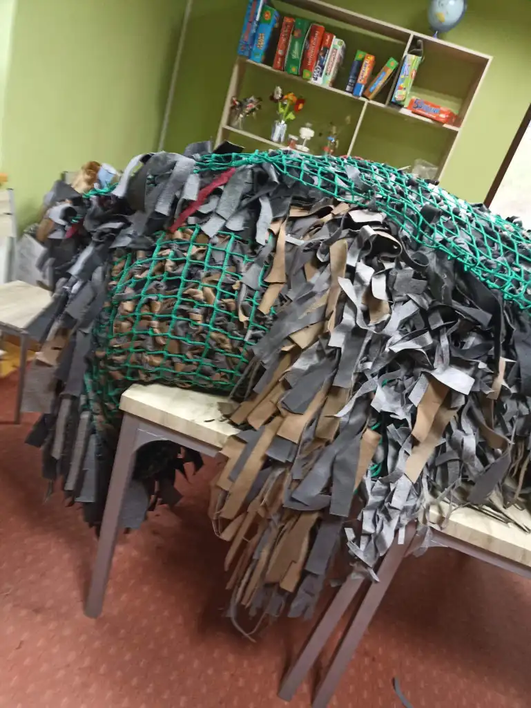 W Centrum Kulturalno-Społecznym w Marcinkowicach powstały siatki maskujące dla ukraińskich żołnierzy