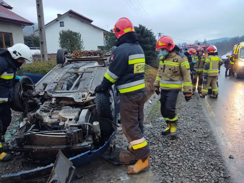 W Chomranicach dachował pojazd osobowy. Trzy osoby trafiły do szpitala