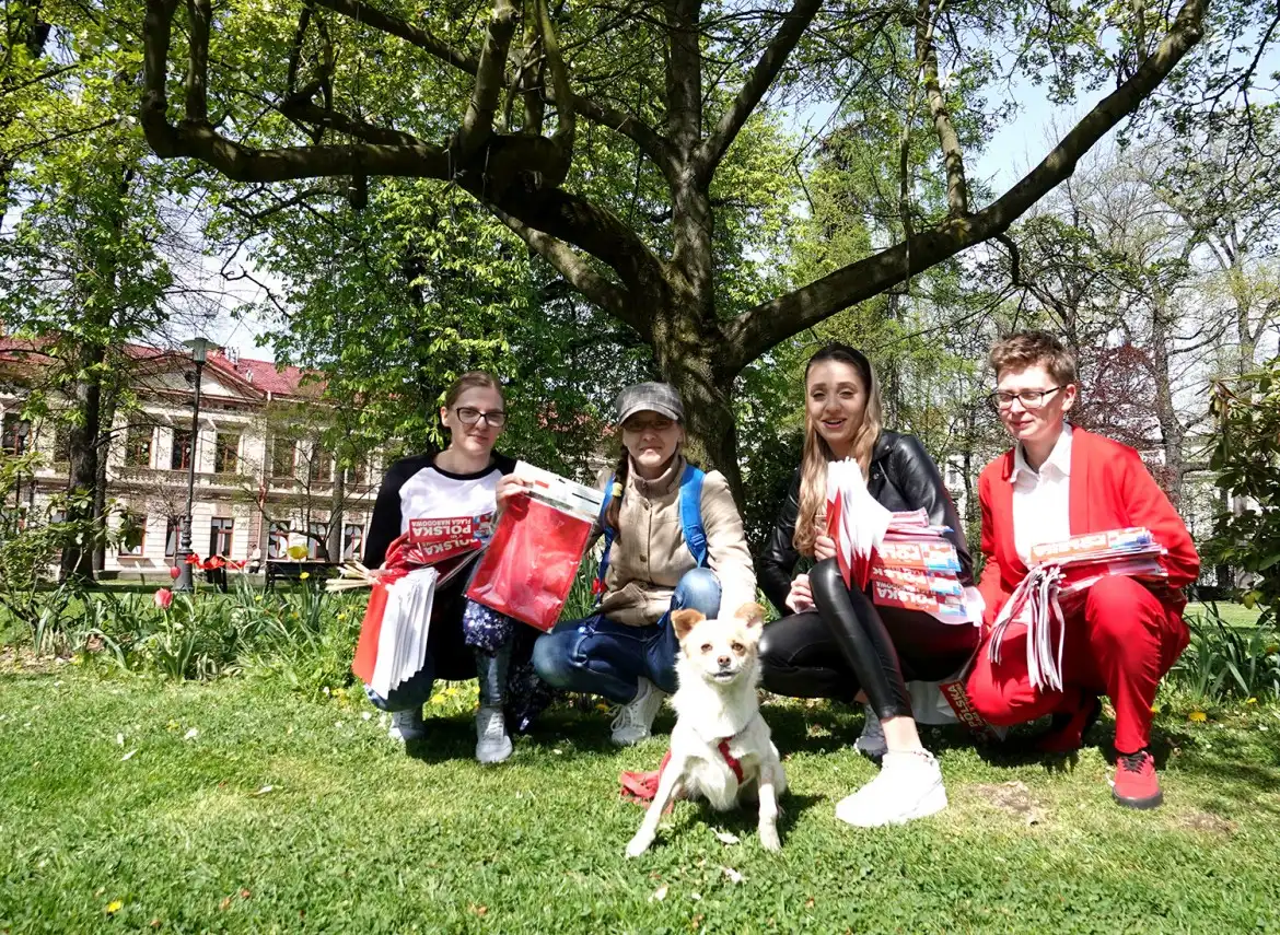 Rozdawali Flagi na święto Flagi