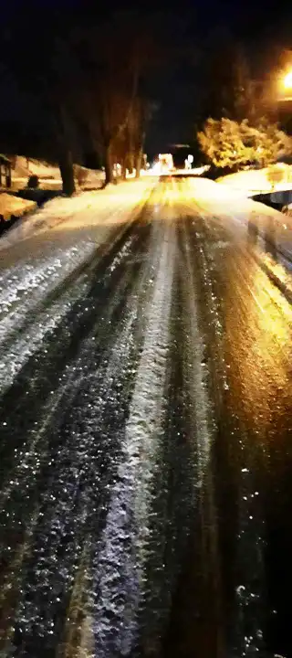 Czerniec: Karetka utknęła na oblodzonej drodze. Pomogli strażacy