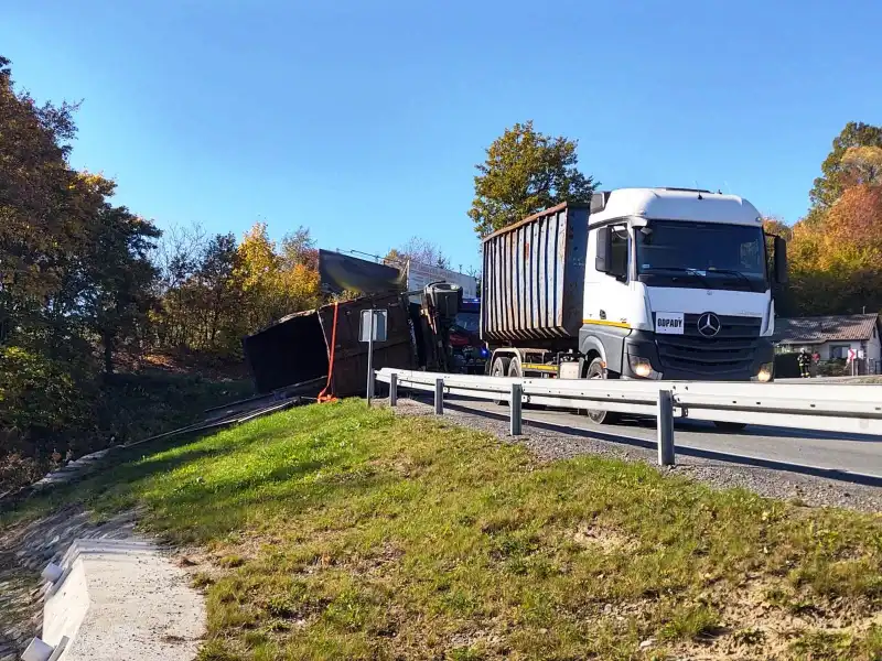 Tęgoborze: Na DK75 przewróciła się przyczepa z metalowymi chłodnicami