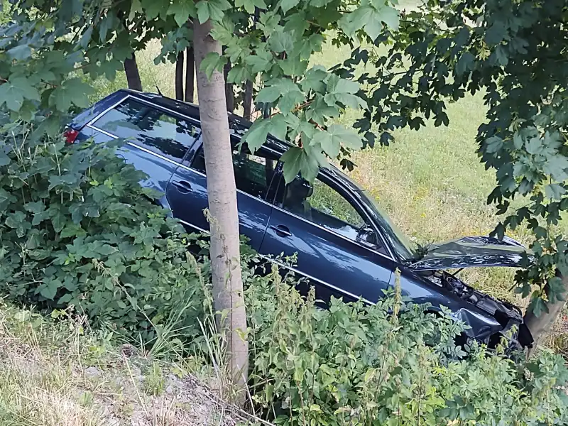 W Grybowie osobówka wypadła z drogi