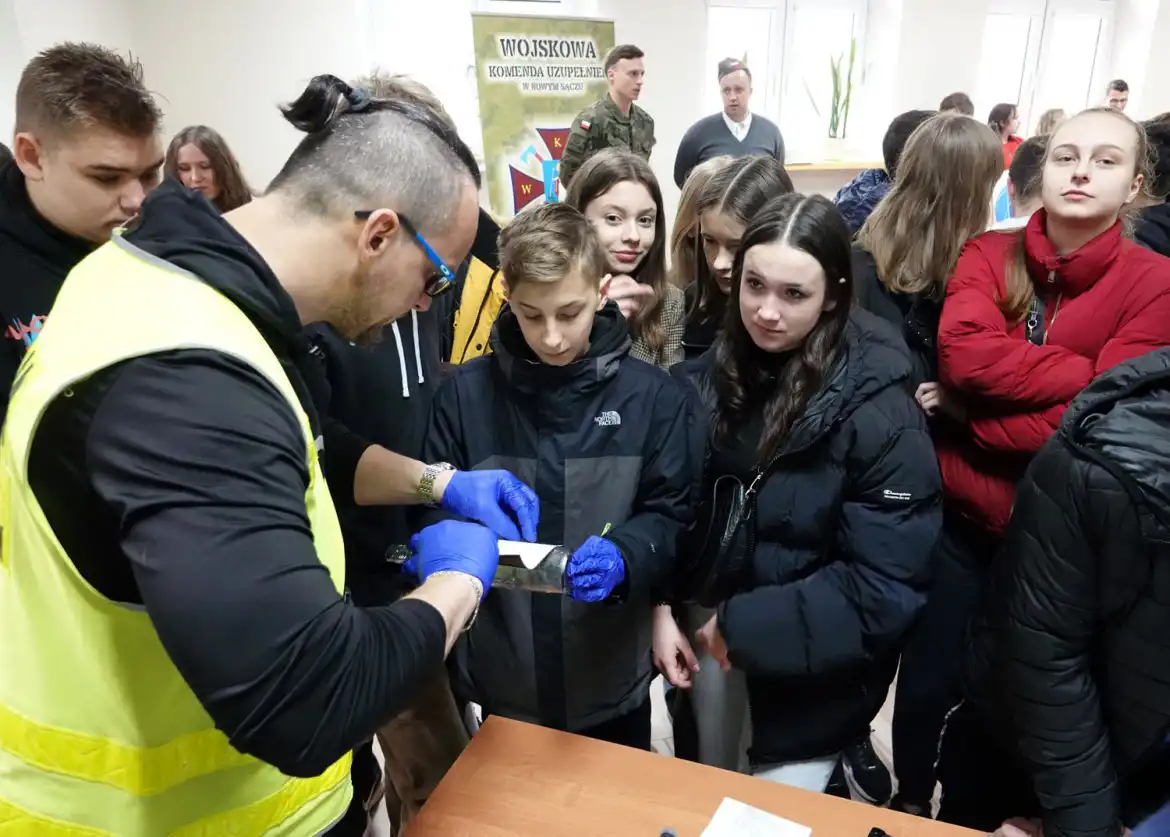 ZS w Marcinkowicach: będzie internat, strzelnica i świetne warunki do nauki. Mundury czekają na ósmoklasistów