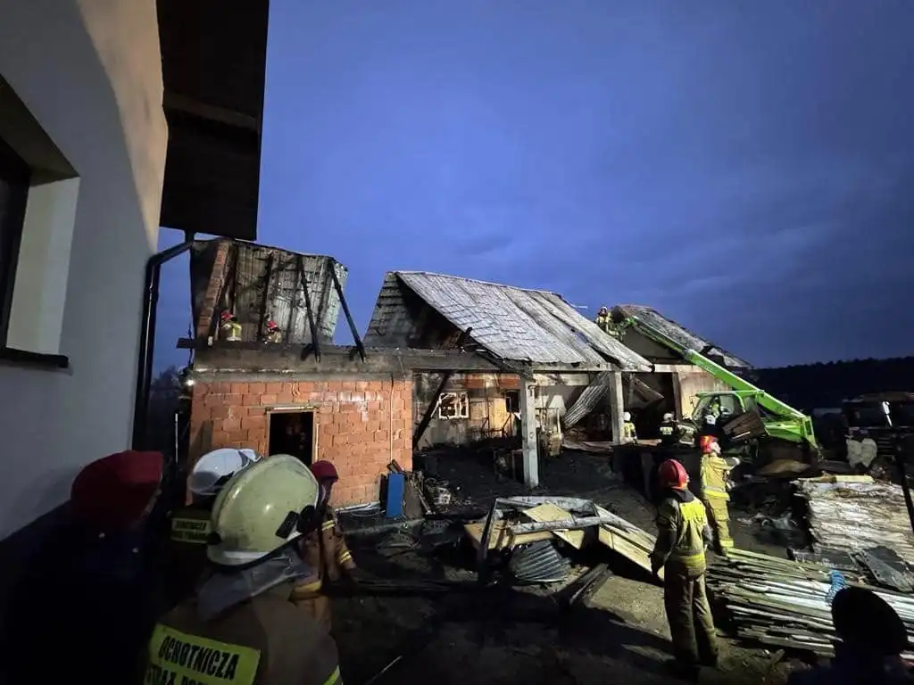 Pożar w Moszczenicy Wyżnej. Strażacy przez blisko 6 godzin walczyli z żywiołem