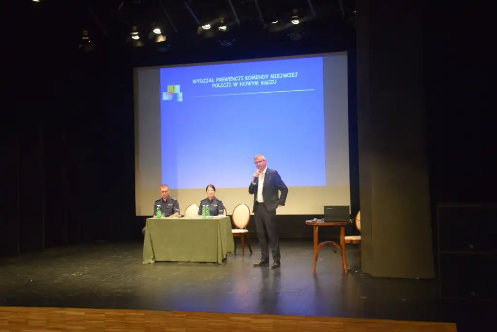 W Starym Sączu policjanci rozmawiali z uczniami o bezpiecznych wakacjach