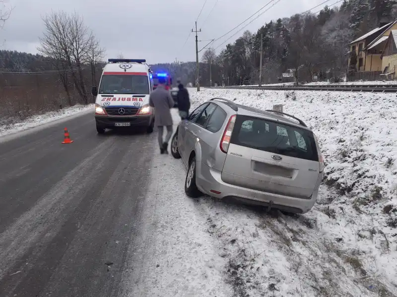 Kraksa w Jamnicy. Zderzyły się trzy pojazdy osobowe