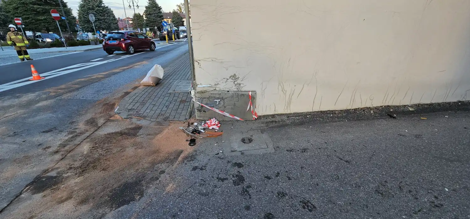 Wypadek na ul. Węgierskiej w Bobowej. Samochód uderzył w budynek