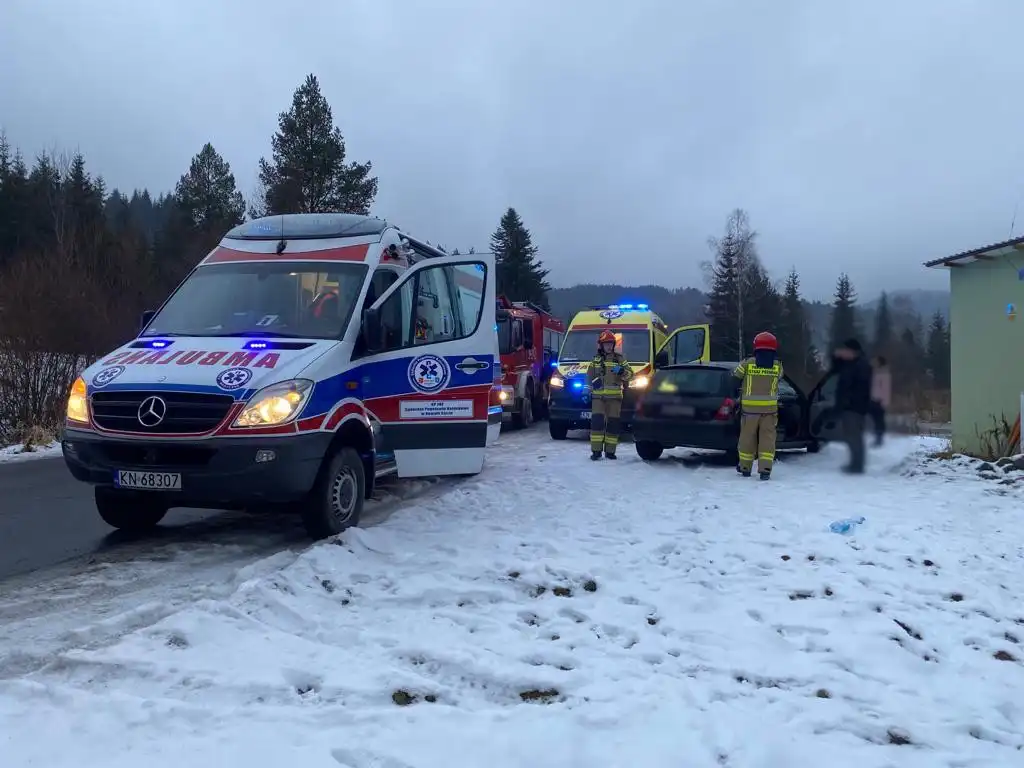 Tylicz: osobówka potrąciła dwie osoby