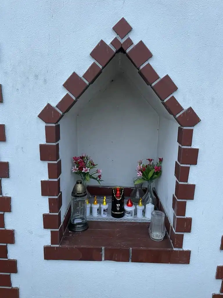 Dewastacja kapliczki w Nowym Sączu. Złamany krzyż, skradzione figury i obrazy. Nagroda za wskazanie sprawców