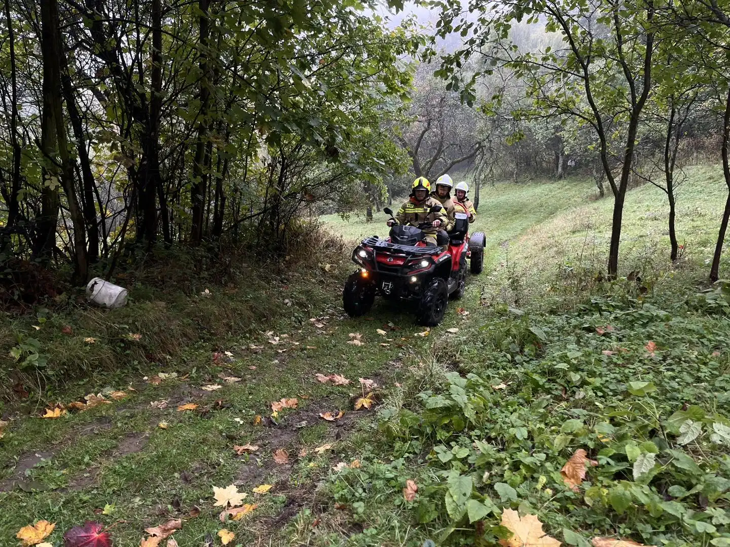 Ratunek na trudnym terenie. Strażacy z OSP Obidza i ZRM na quadzie w akcji ratunkowej