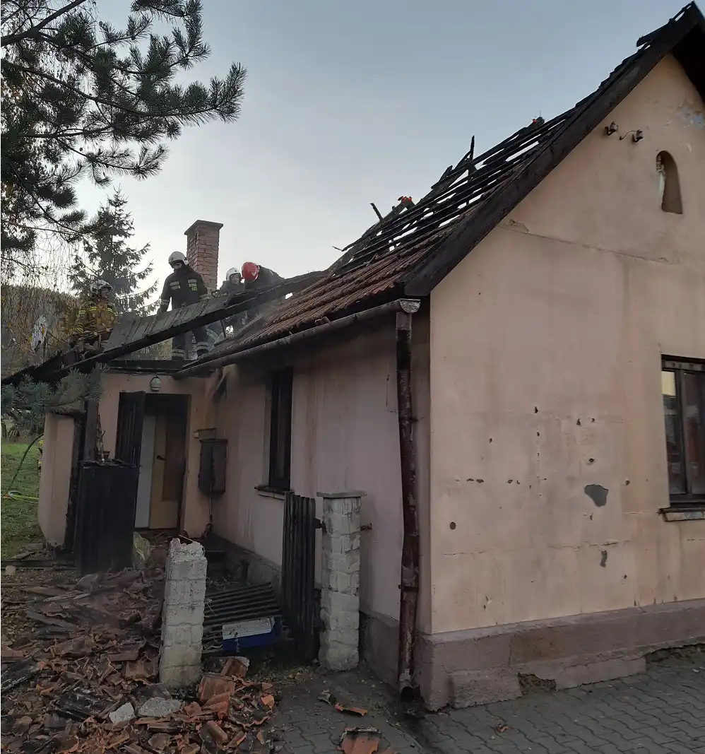 9 zastępów i 28 strażaków gasiło pożar budynku mieszkalnego w Barcicach