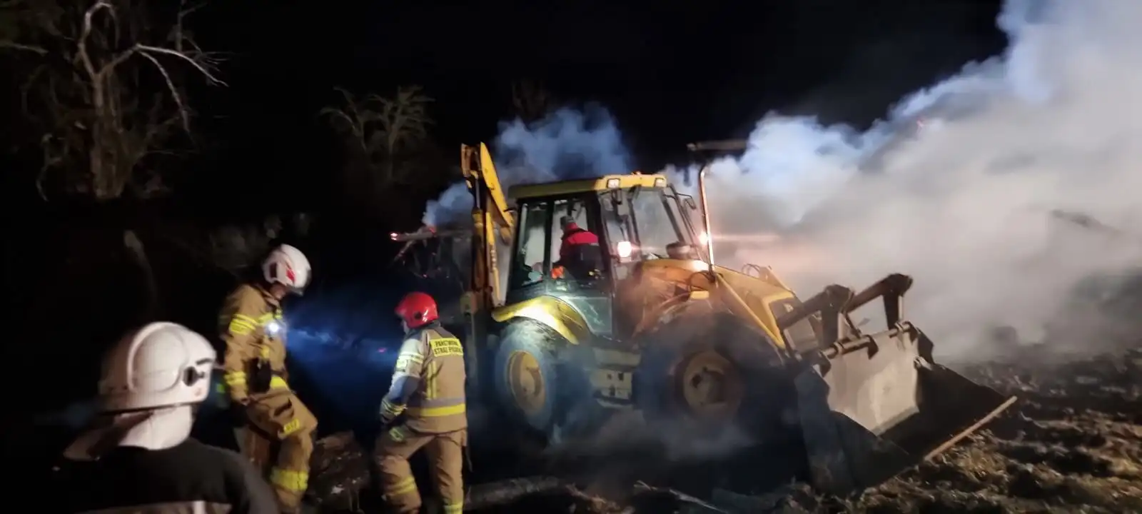 Pożar budynku gospodarczego w Olszanie. Z ogniem walczyło 10 zastępów straży