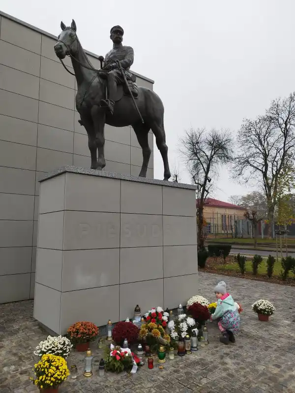 Mali patrioci. Przedszkolaki złożyły kwiaty pod Dębem Wolności