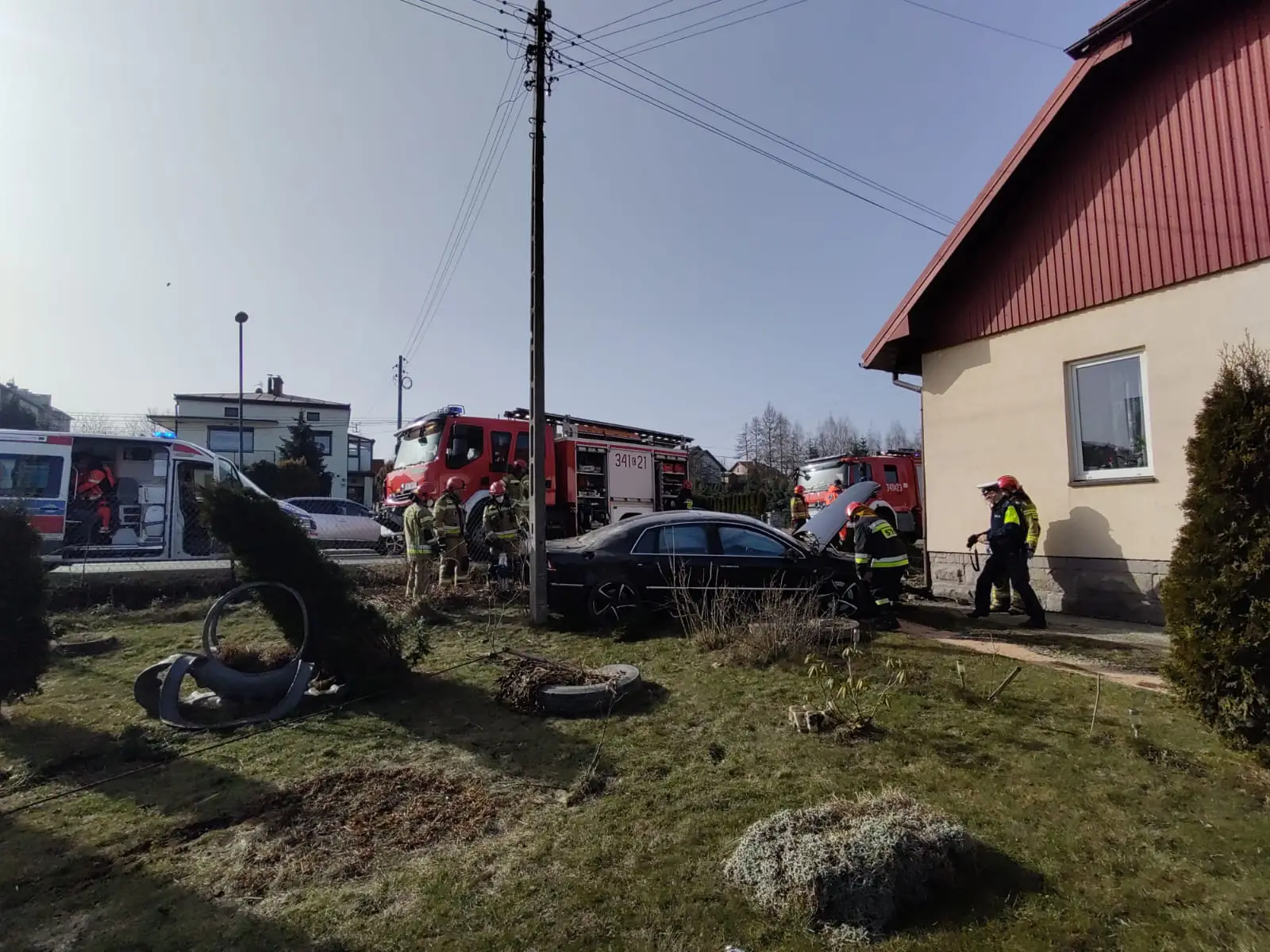 Kolizja dwóch aut na ul. Nawojowskiej w Nowym Sączu. Oba pojazdy wypadły z drogi