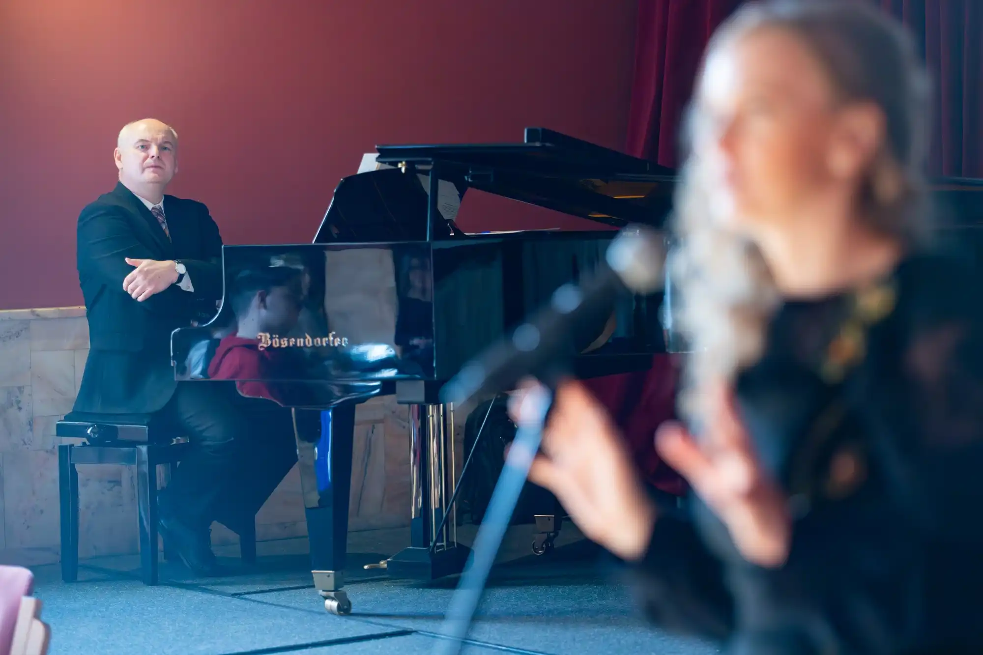 Hołd dla płonącego miasta. Trauma wojenna oczami artystów i psychologów