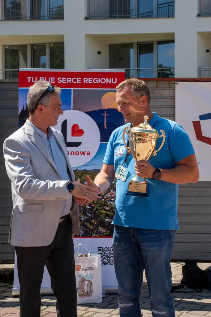 Motoryzacyjna podróż w czasie. XVII Zlot Zabytkowych Pojazdów zawitał do powiatu limanowskiego