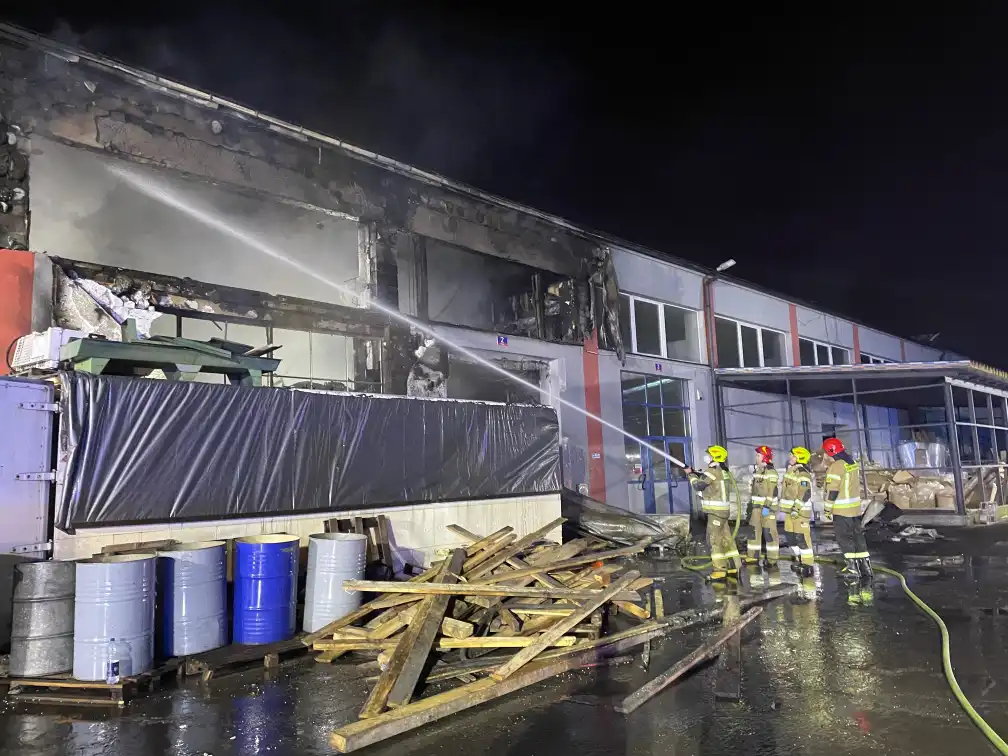 Pożar w hali produkcyjnej na ulicy Magazynowej w Nowym Sączu. Z ogniem walczyło 13 zastępów straży