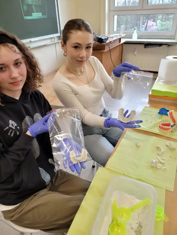 Uczniowie z ZSP w Krynicy-Zdroju zrobili odcisk szczęki a później makijaż