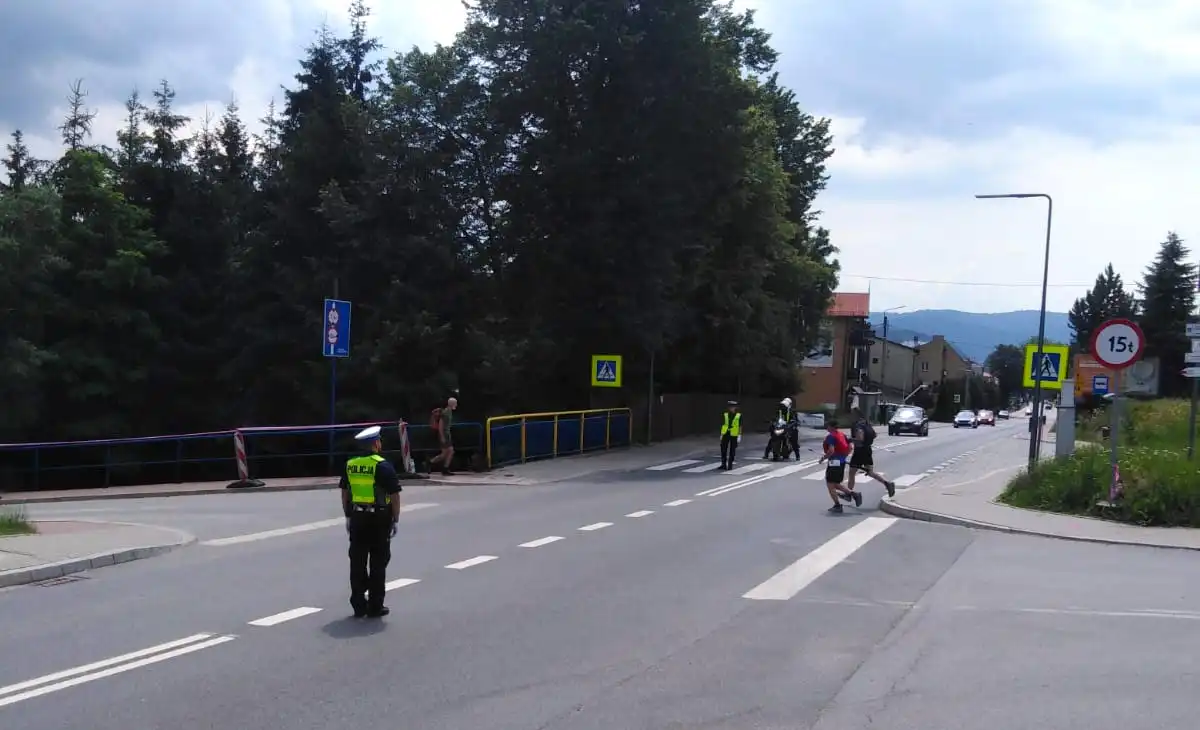 Policjanci z Nowego Sącza i Krynicy-Zdroju dbali o bezpieczeństwo w czasie festiwalu biegowego