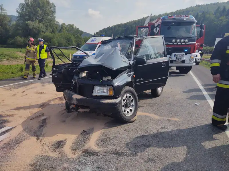 Wypadek na DK75 w Witowicach Dolnych. Jedna osoba była zakleszczona we wraku pojazdu