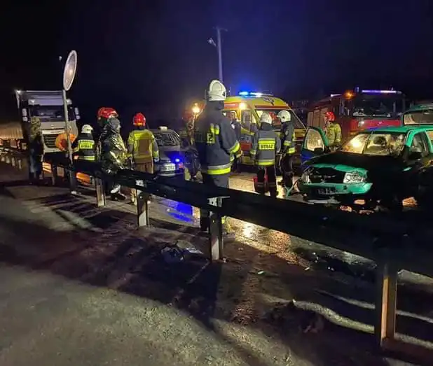 Wypadek w Kadczy. 2 osoby trafiły do szpitala
