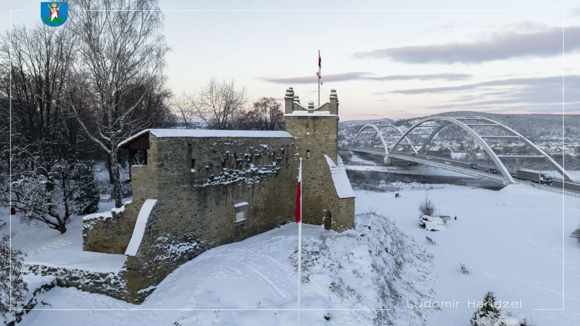 Uroczyste podniesienie flagi przy nowosądeckim Zamku