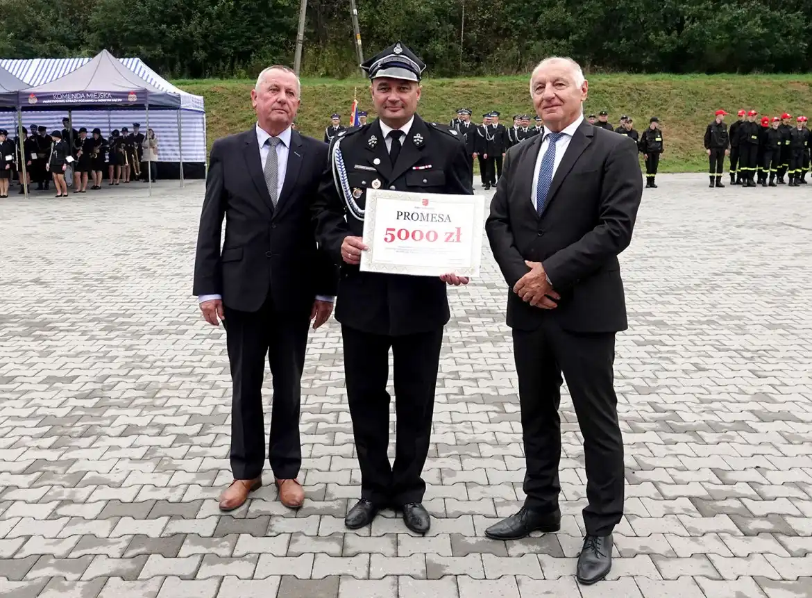 Druhowie z OSP w Paszynie otrzymali nowy samochód ratowniczo-gaśniczy i promesę od starosty