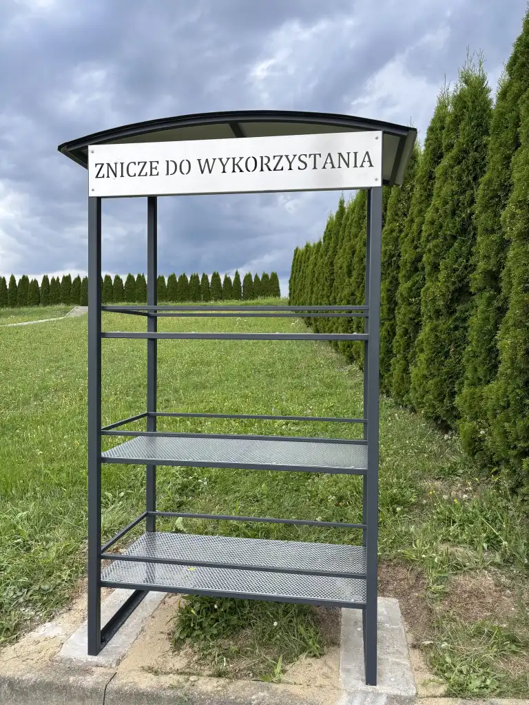 Drugie życie zniczy. Nowe regały na cmentarzach Gminy Łużna