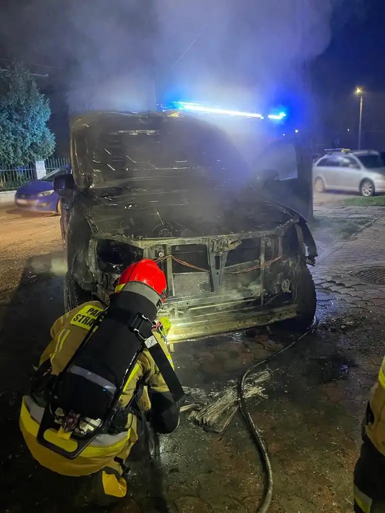 Pożar samochodu na ul. Sienkiewicza w Nowym Sączu. Ogień objął przednią część pojazdu