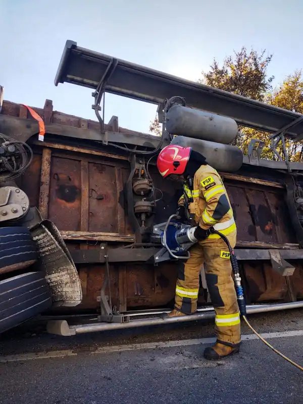 Tęgoborze: Na DK75 przewróciła się przyczepa z metalowymi chłodnicami