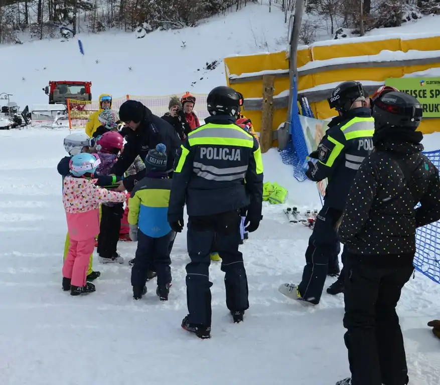 Krynica-Zdrój: Policjanci przypominali miłośnikom szusowania podstawowe zasady bezpieczeństwa na stokach narciarskich