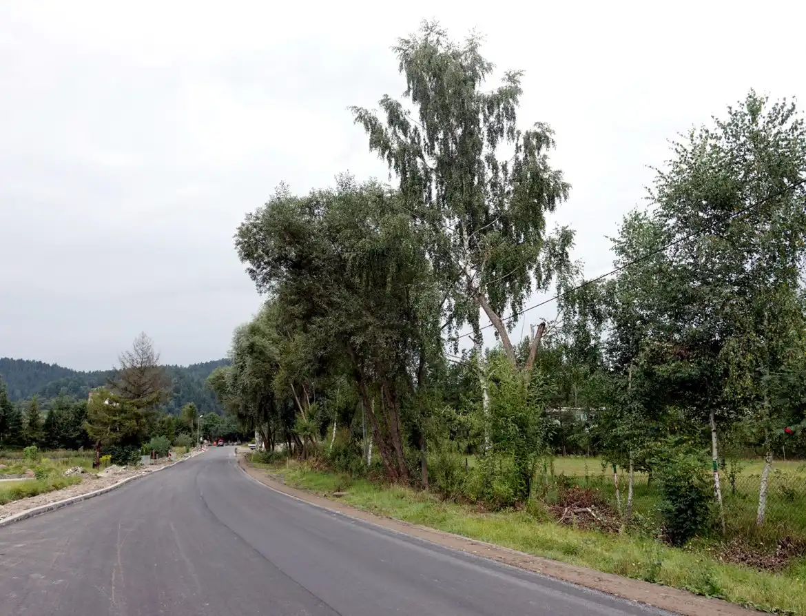 Trwa remont 7,5 km odcinka drogi powiatowej na trasie Powroźnik - Tylicz. W ramach prac zostanie zmodernizowanych siedem mostów