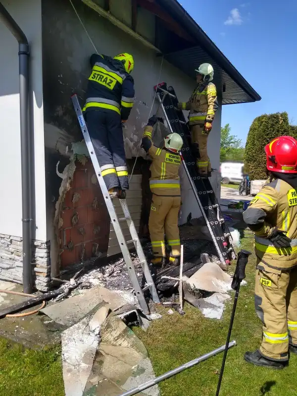 Pożar w Podrzeczu. Płonęły śmieci oraz część elewacji domu