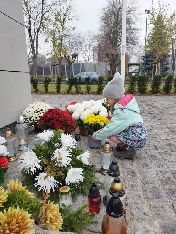 Mali patrioci. Przedszkolaki złożyły kwiaty pod Dębem Wolności