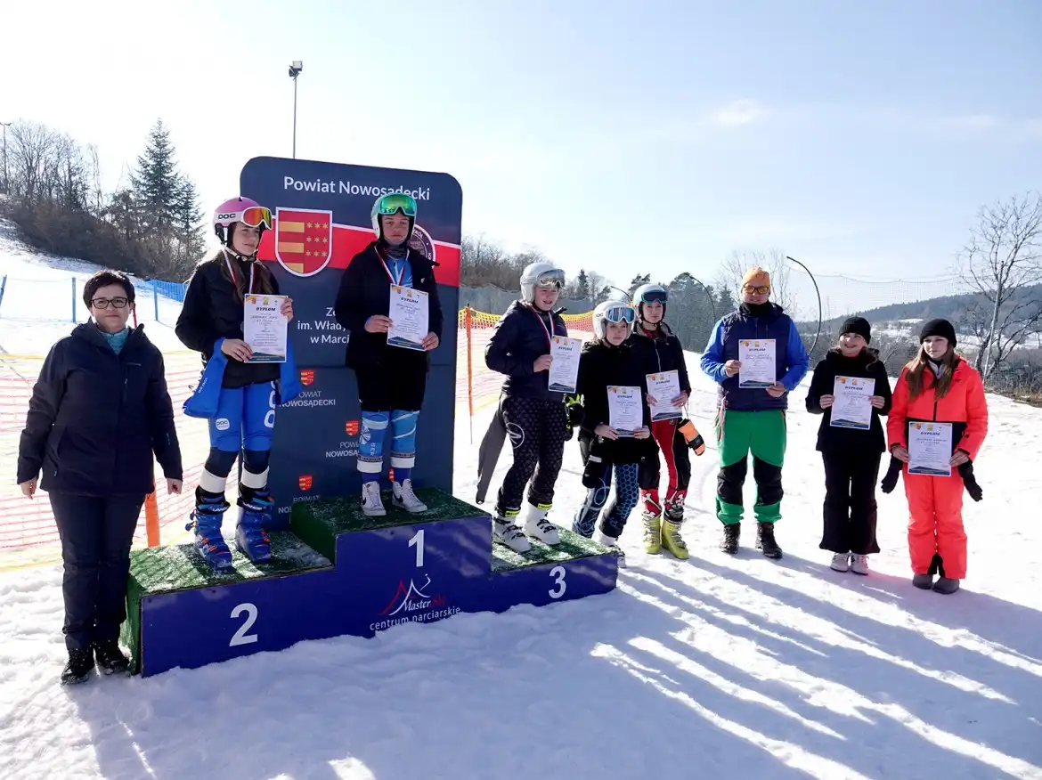 Zawody w narciarstwie alpejskim w Tyliczu. Na stok wyruszyło aż 200 zawodników