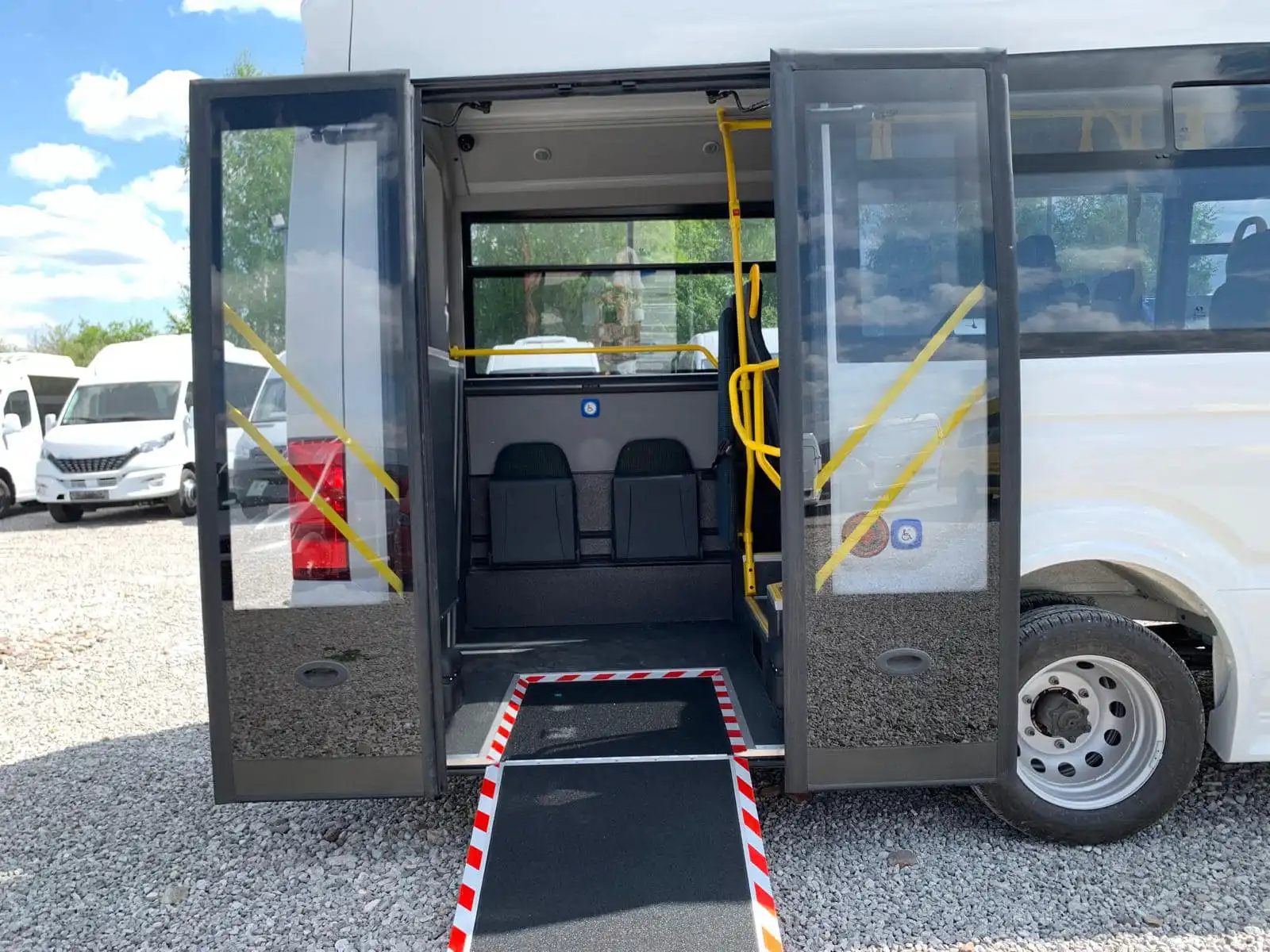 Nowoczesność na trasie Wola Kurowska – Nowy Sącz. Nowy autobus i zniżki dla seniorów